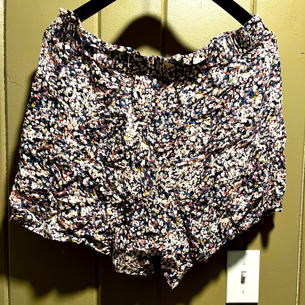 Cotton goodthreads XL, elastic wait shorts. Floral pattern